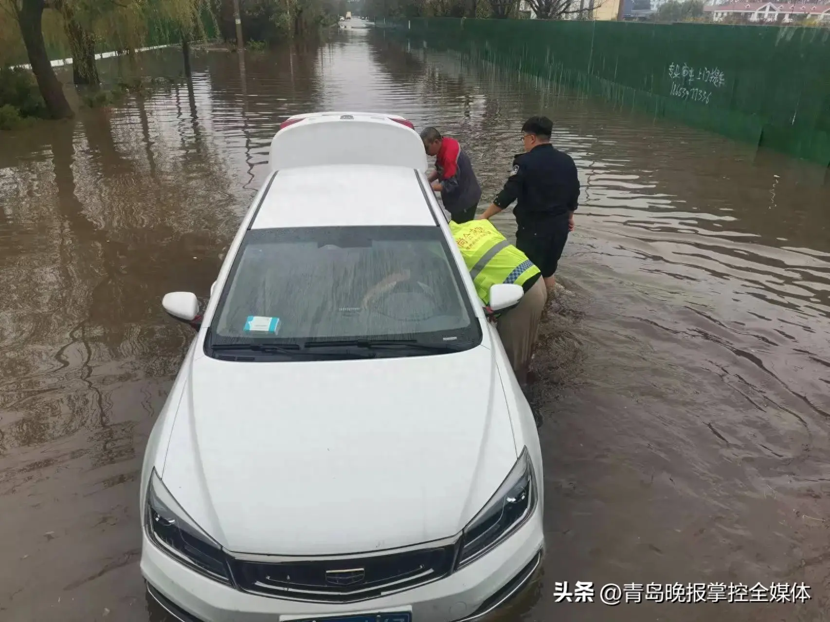 两人被积水困在车内，胶州民警和救援队员施救